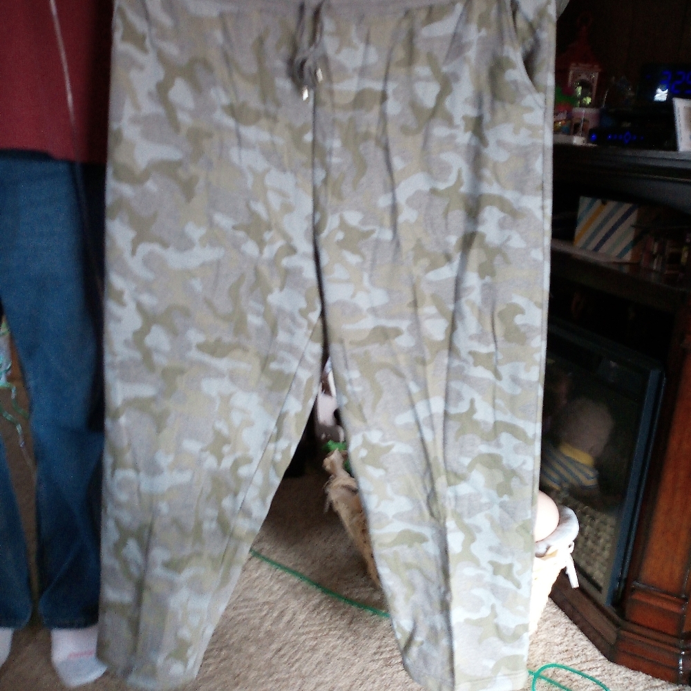 1 Pair of pants..2 side pockets ties in front